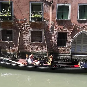 saint-mark-canal-view.hotelinveneto.com/